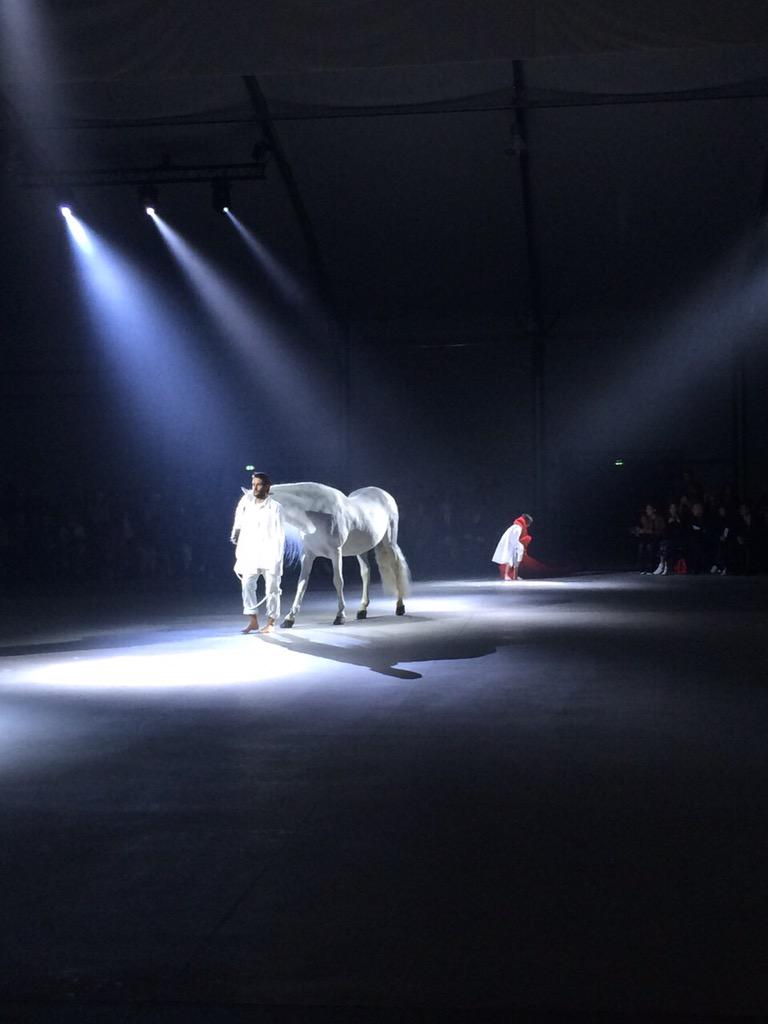 INFAS_FN's tweet image. 【パリコレ取材】「ジャックムス」ではショー中盤に、デザイナー自らが大きな白馬の手綱を引いて登場。その後ろには、重そうに大きな布を担ぐ子どもの姿が！これまた頑張れ！#PFW