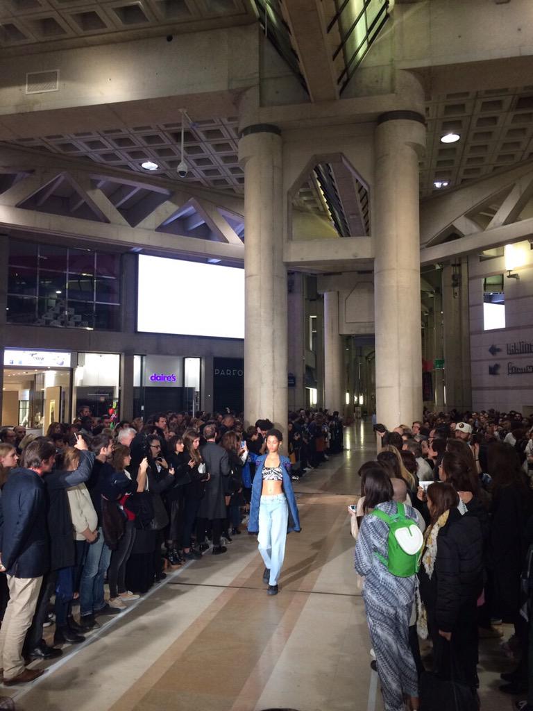 INFAS_FN's tweet image. 【パリコレ取材】8月31日号の新人特集でも取り上げた「コーシェ」は初のショーを開催！会場はレアール駅地下のショッピングアーケード。通りすがりの人も興味津々。#PFW