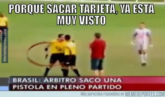 memedeportes's tweet photo. Un árbitro la desenfunda durante un partido  http://t.co/q6gS8wlgtN http://t.co/qWduBiL4mp