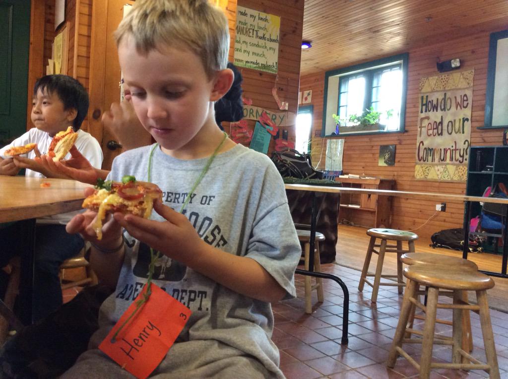 kingvtchamp1's tweet photo. 1st graders farm to table @ShelburneFarms #bsdvt #champvt.  Working as a community to make pizza. http://t.co/SEQrb7UfDn