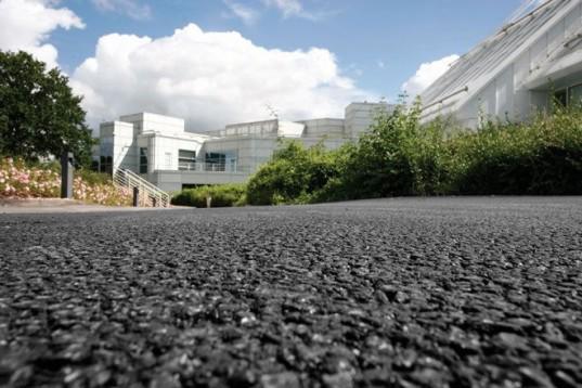dtdchange's tweet photo. ‘Thirsty’ concrete absorbs 880 gallons of water a minute to minimize urban floods
http://t.co/fZkJlXewrn http://t.co/DZShOXMV7X