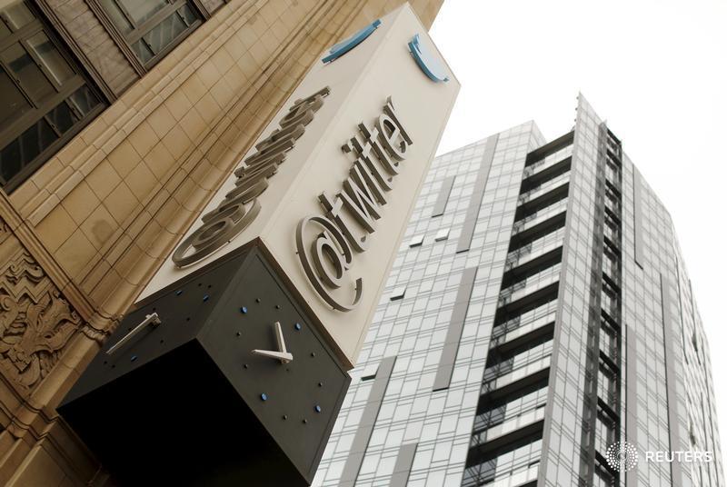 ReutersTech's tweet photo. Twitter looks beyond 140 characters with new product: @recode http://t.co/U5xSywc8K0 http://t.co/w2VAspqiwG