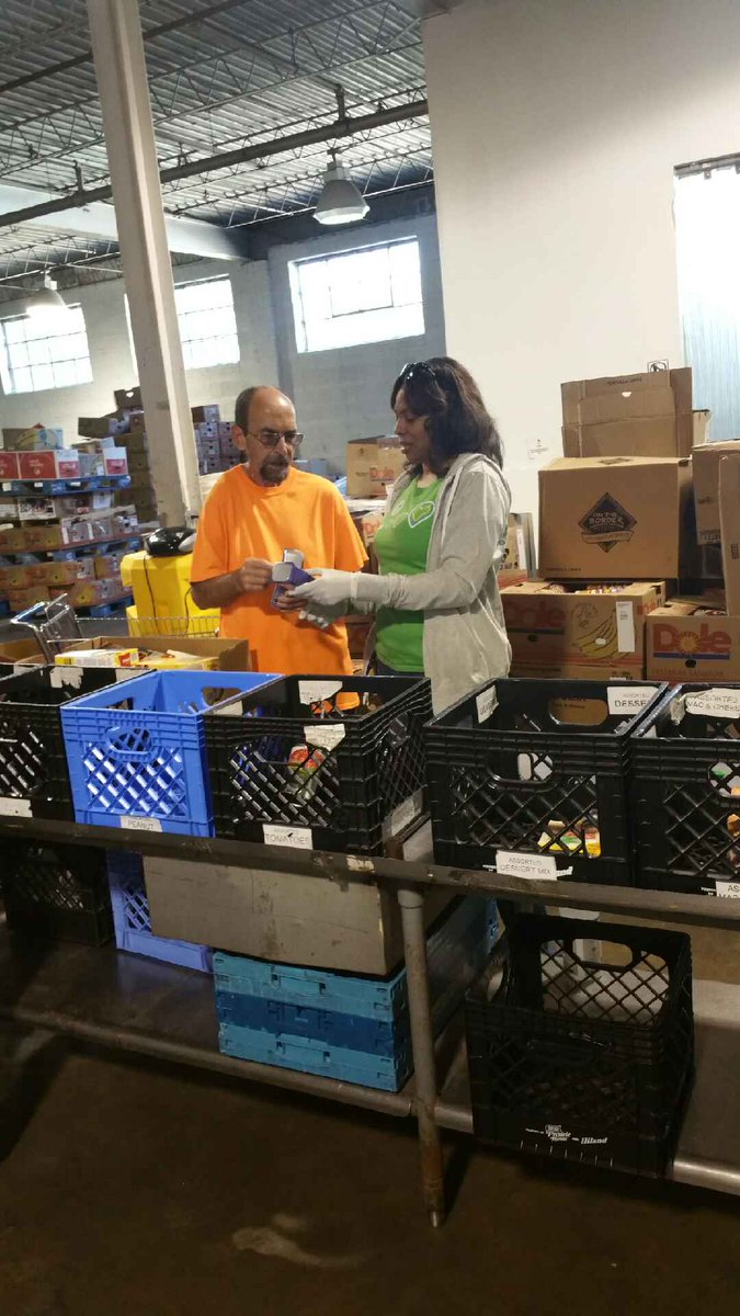 MemNetwork's tweet photo. @Memphis_CC @Juggernauts15 @PhaedraPage Mid-south Food Bank!! http://t.co/00x7YWPlQ4