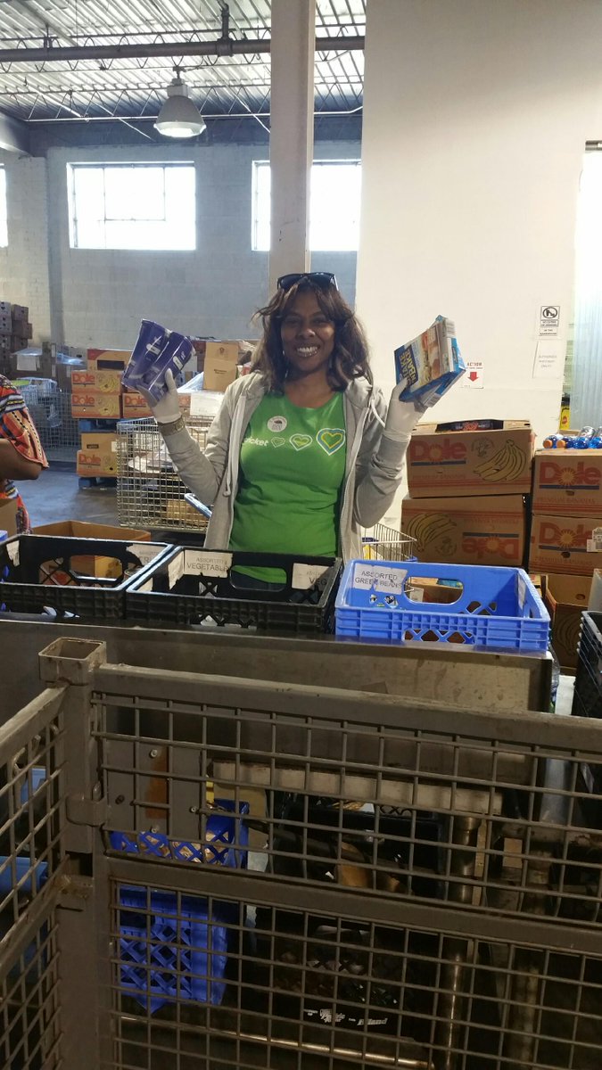 MemNetwork's tweet photo. @Memphis_CC @Juggernauts15 @PhaedraPage Mid-south Food Bank!! http://t.co/00x7YWPlQ4