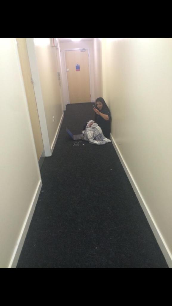ItsMariyamXx's tweet photo. When @ASK4Broadband decide to mess up the wifi in my flat so having to sit in my hall to do my work 😒 http://t.co/BGg3jxEQVn