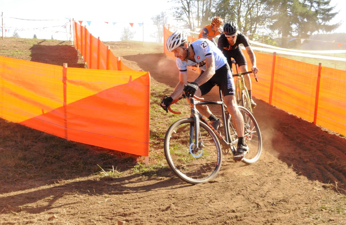 SellwoodCycle's tweet photo. Pics from the #GPRM #Ninkrossi Men's and Women's A race are now up on our blog! http://t.co/T4V0bH1pvk #obra #cx http://t.co/EGDAhxA9gO