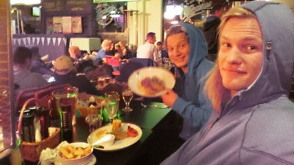 JuliusOBjorn's tweet photo. Vi lyxar till det rejält idag och sover på @Frimurarehotellet och äter på olearys i Kalmar. Vi är mycket tacksamma … http://t.co/zpJrjnfLDT
