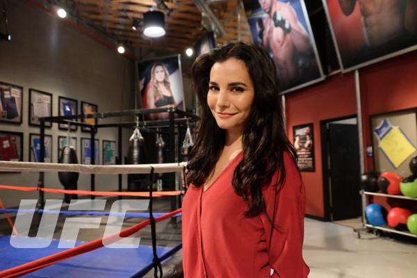 UFCEspanol's tweet photo. Esta semana @marthahigareda visita #TUFLatinoamérica 2 y habla de la pelea de @enrikeles_28 http://t.co/Q6G03KVZnX http://t.co/angA0KqFZr