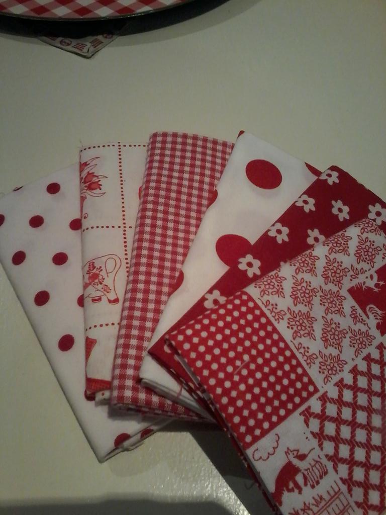 stoffug's tweet photo. Om ruimte te maken voor nieuwe collectie; alle kinderstoffen 6,50 p.m. Ook een tafel met 5,- p.m. Min. afname 1 mtr. http://t.co/3356cJZK3J