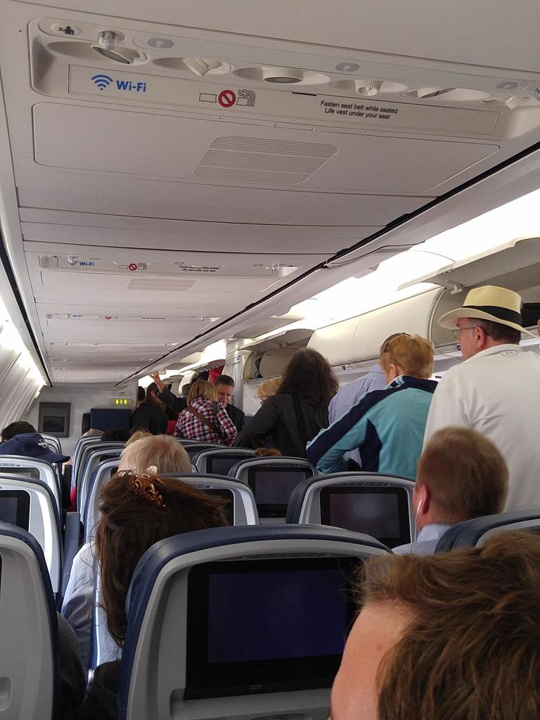 Lilredjo's tweet photo. @TimberTavern. Keep the beers cold we're stuck on our plane! http://t.co/Q8K2IcF5jM