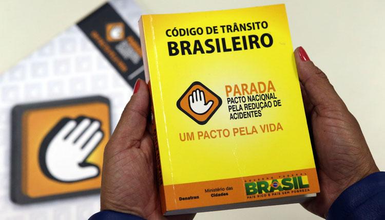 midregional's tweet photo. #CTB | O Código de Trânsito Brasileiro atingiu a maioridade, sabia? Veja info desses 18 anos: http://t.co/x5y8KlmwLD http://t.co/GEJxYbJWBf
