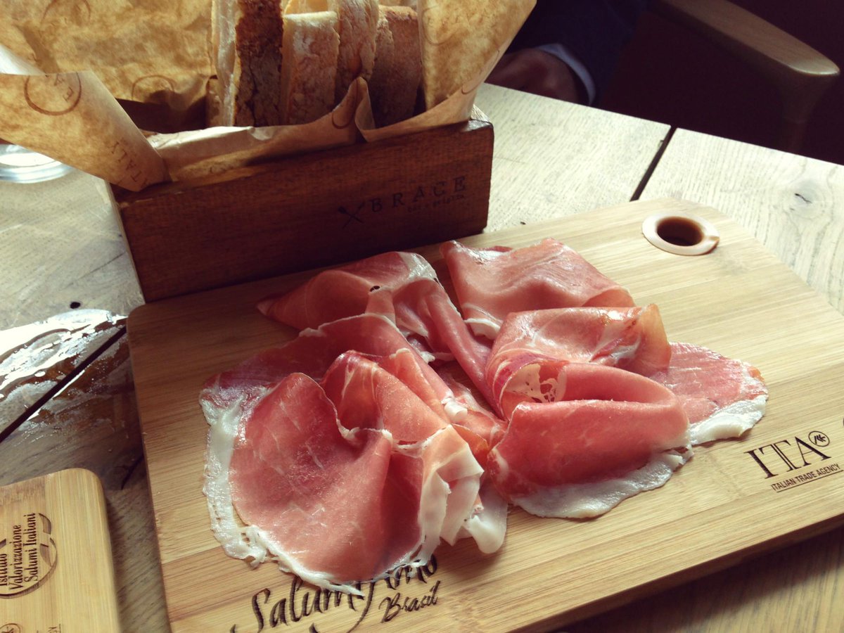 São Paulo recebe festival de salames italianos. Veja:bit.ly/1OEN6lO @RafTrombetta @ICEStartup <a href="/michele_pala/">Michele Pala</a>