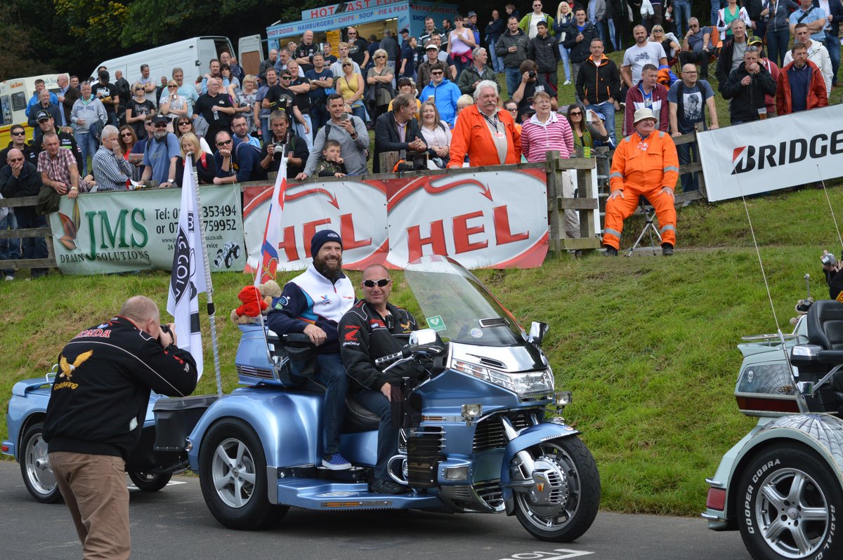 nutkinsdigits's tweet photo. #BruceAnsty loving the goldwings. #goldcup2015 @Auto66Racing http://t.co/jmRPO0cs3U