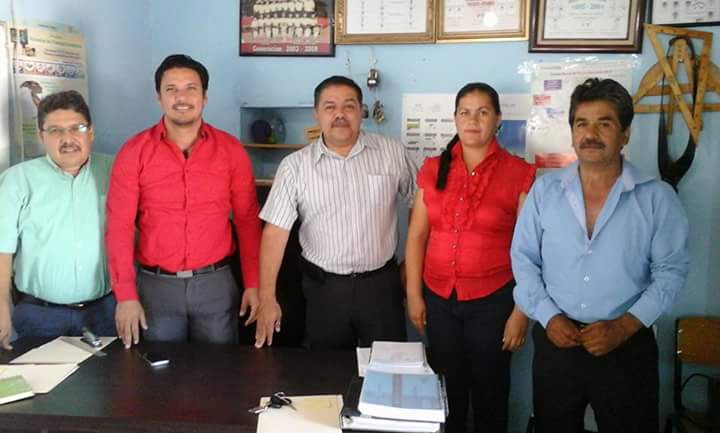 vladimirmorenoa's tweet photo. #EscdeT.C.deTlahualiloDgo  Sección35 del SNTE atendiendo la cercanía ÷dirigentes y sus agremiados @cordero1735 http://t.co/c7dMXDkHM1