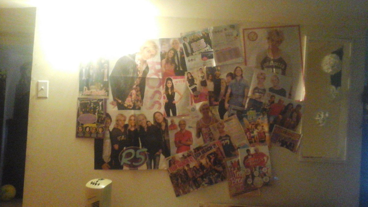 BgGabrielle's tweet photo. Sa pris deux jouer pour faire mon mur avec mon chanteur préféré Ross Lynch :) http://t.co/LzyIa3uZ8E