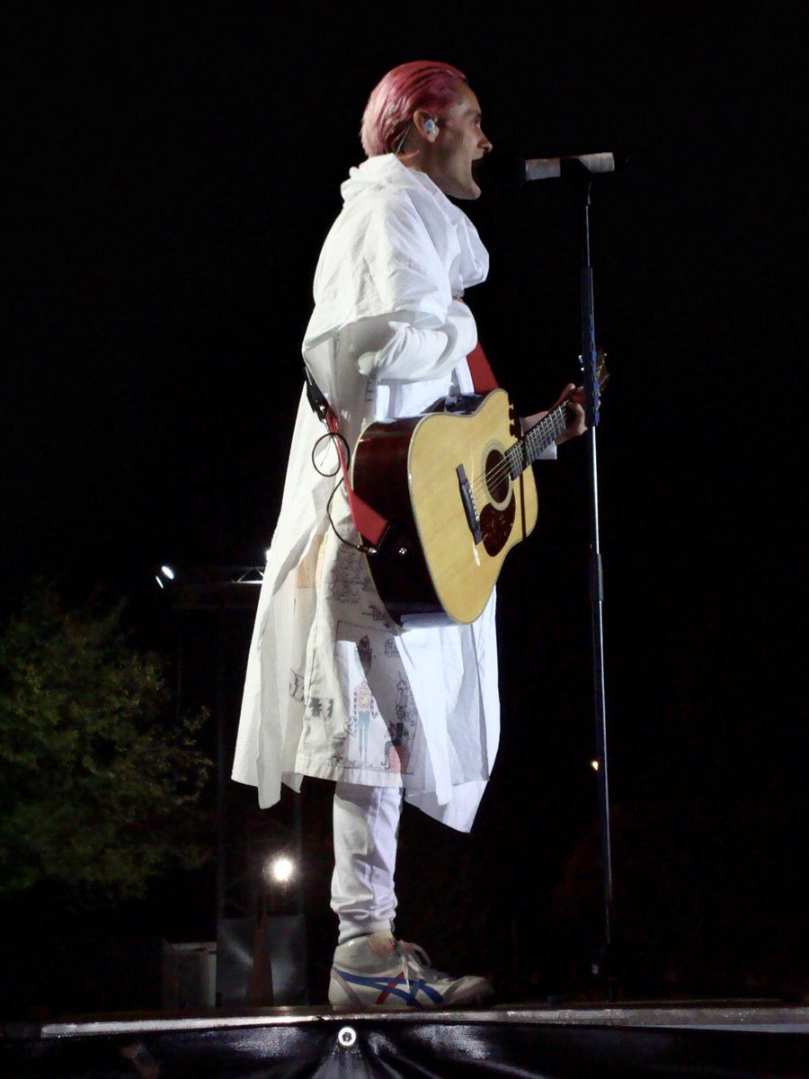 AlbaFletcher's tweet photo. I will never forget this night, we sing, we sing. 9/27/2015🇪#NeoxRocks @30SECONDSTOMARS @NeoxRocks http://t.co/WHPv26xN0a