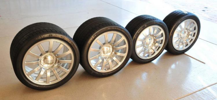 шины бугатти вейрон. старые автомобильные шины. автомобильное колесо. почем колеса. диск колесный зафир б 15.