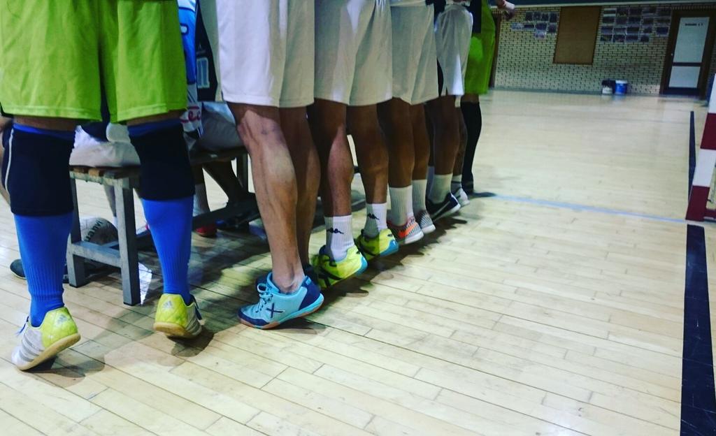 Nuestros jugadores siempre se esfuerzan por llegar a lo más alto....hasta en la foto oficial!!