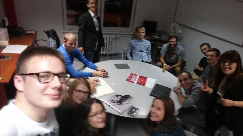 michaltarabasz's tweet photo. Pierwszy board @DSFBCC w tym roku akademickim za nami! Rozpoczynamy działania:) #dsfbcc #DSFrekrutuje http://t.co/OjMDe9iWa1
