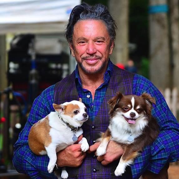 MIckeyRourkeFP's tweet photo. ASHBY #mickeyrourke TAKEN A BREAK.... #Bruno #duke On the set #johnenos http://t.co/61RiKNzTuK