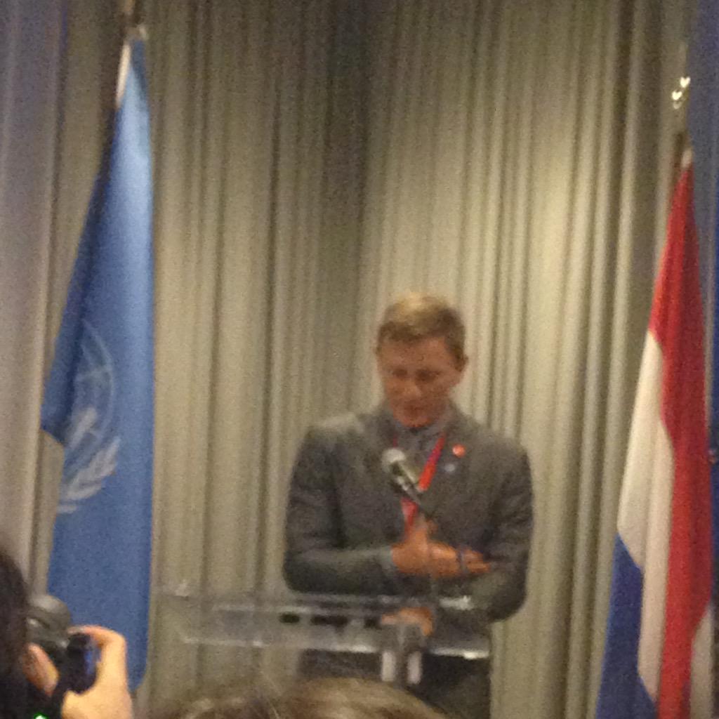 orlmurf's tweet photo. Daniel Craig, #LicenseToSave with @UNMAS #moreThanMines http://t.co/UHuoB5guKj