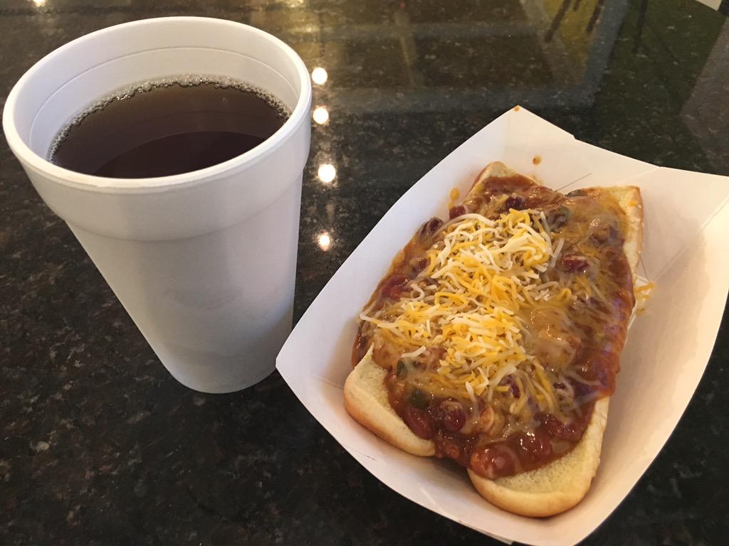 TropicalBrody's tweet photo. Who wants a tasty BrodyDog and some southern sweet tea http://t.co/OsrOFisWD1