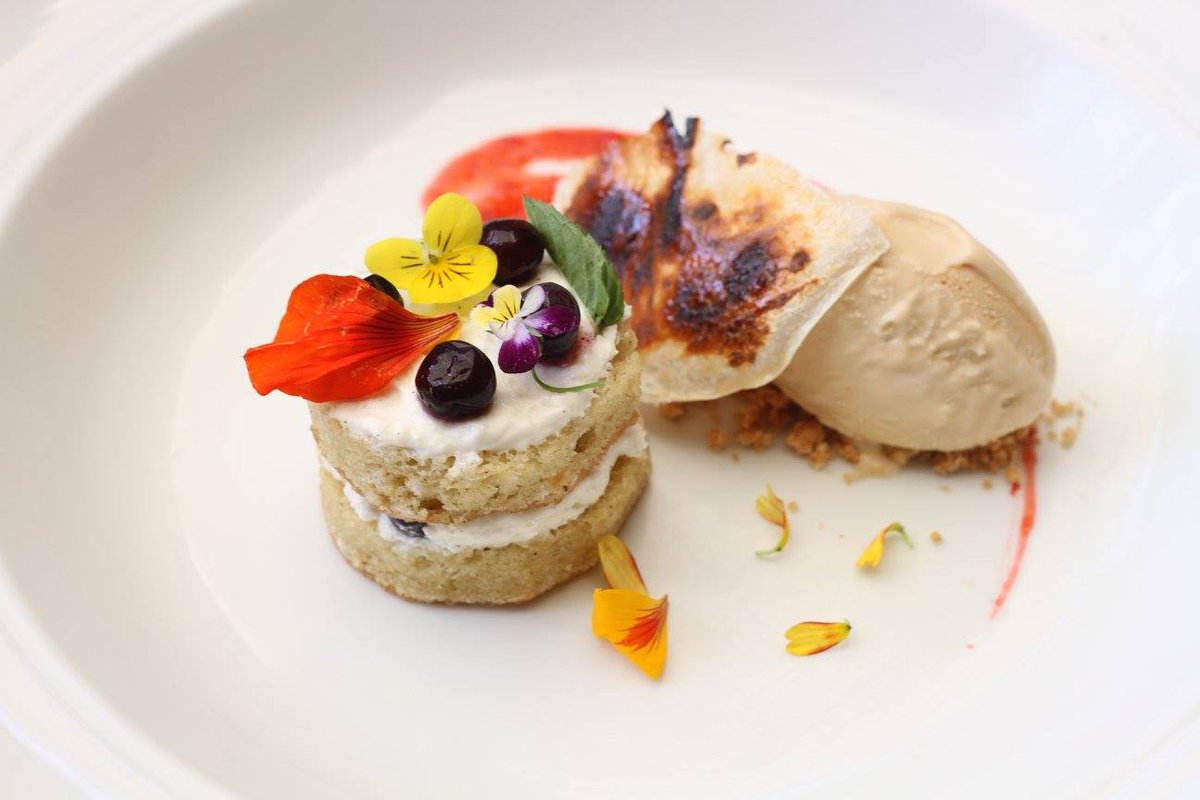 Bizcocho de arroz con helado de cajeta al mezcal y crocante de leche quemada, sólo en @Losdanzantesoax @OaxacaTesoros