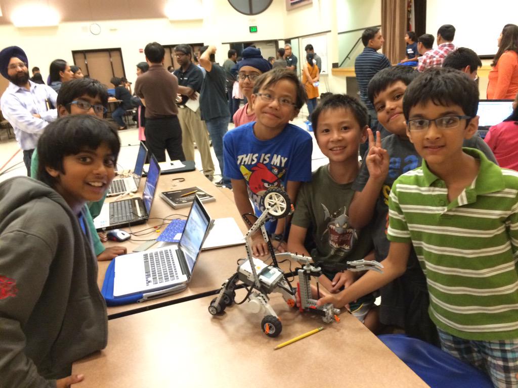 TeamRoboknights's tweet photo. 9/29/15 MSJ Elementary Outreach Initiative: Programming session!!  #omgrobots #giraffe http://t.co/w03kiFfVcm