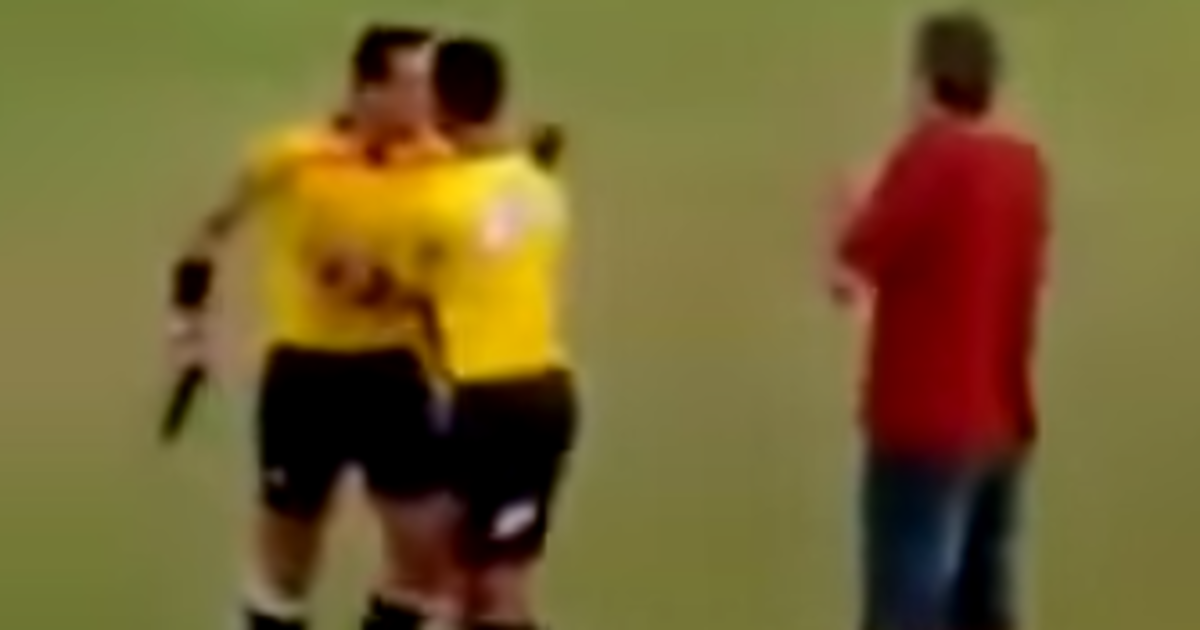 HuffPost's tweet photo. Brazilian soccer referee pulled out his gun in the middle of a match http://t.co/kZ1Z8JSPfz http://t.co/MBbShq9WUT