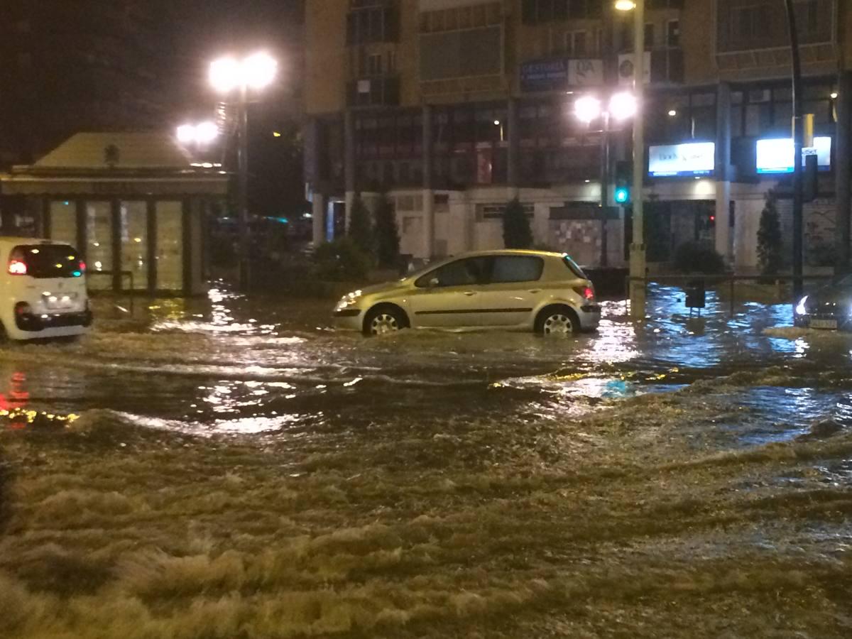 ideal_granada's tweet photo. #Fotos: #Granada, bajo una terrorífica #tormenta: http://t.co/cZ8wErvnKV http://t.co/Sc4DYk4ZWS