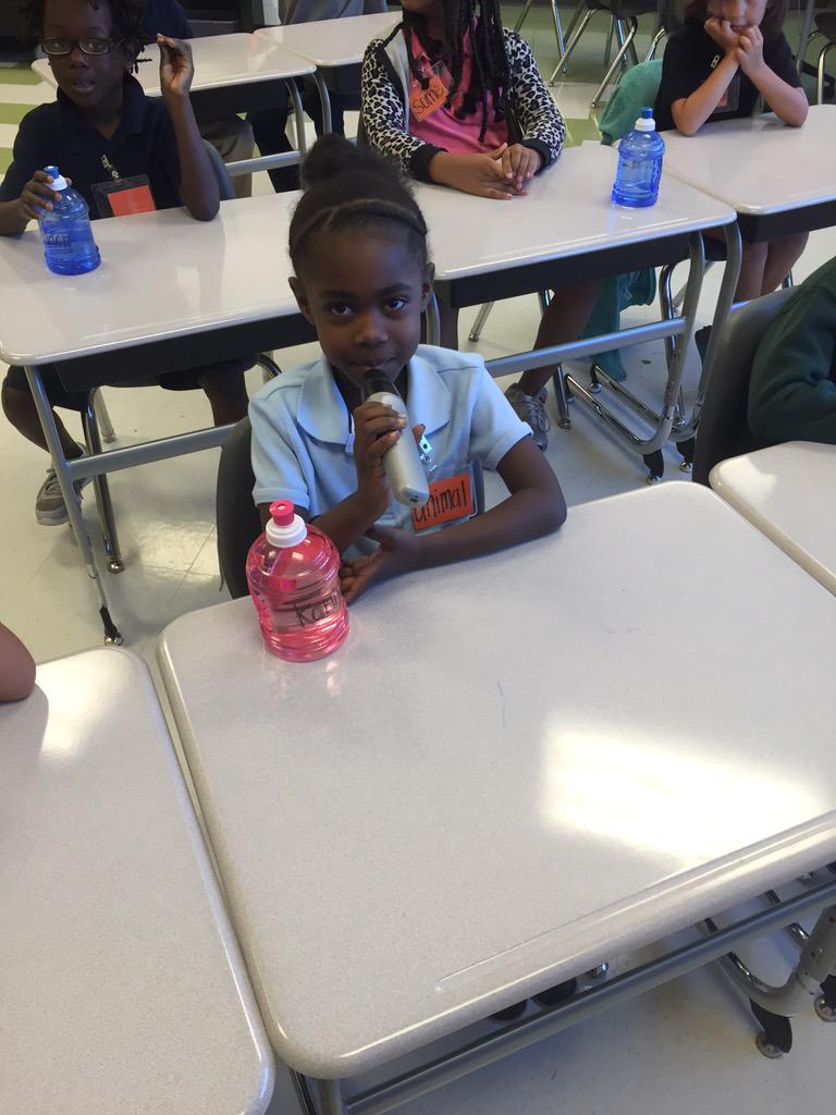 MsCodiCummings's tweet photo. Who wouldn't want to get to use a microphone to share ideas with the class? @techsanfilippo  #firstieslovetech http://t.co/Gk5VbtNLc7