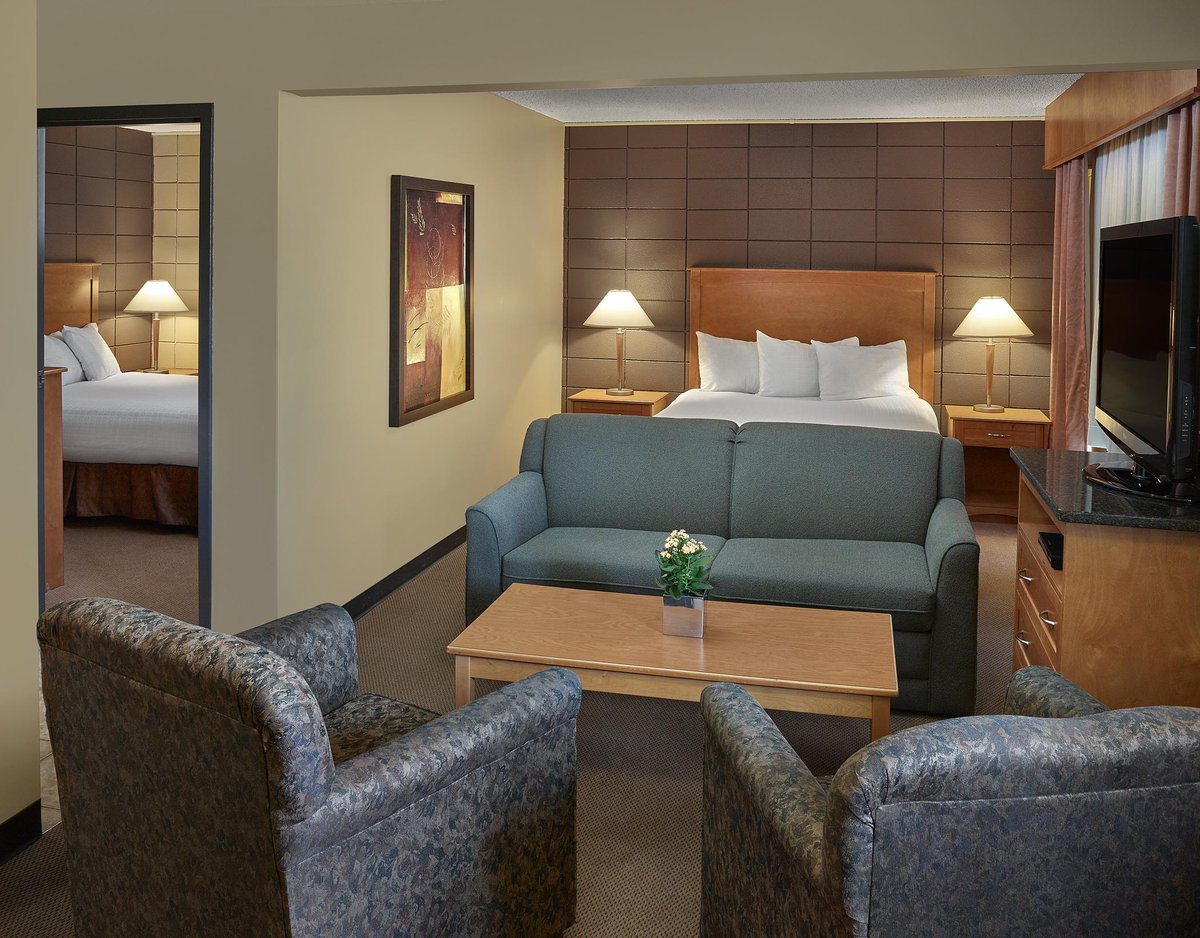 NeighbourInn's tweet photo. Our Queen Suite; For when you just need a little more space. #bonnyville #hospitality #suitelife http://t.co/t4VNalAyAE