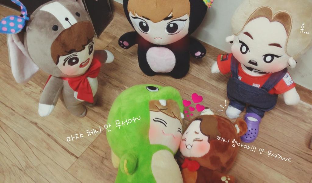 exosaranghaeTT's tweet photo. 첸사가 집에 놀러온 날💕 (놀란 망슈와 다급함을 보여주는 망슈의 발...☆ http://t.co/mAhNj57bAs