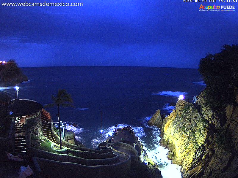 webcamsdemexico's tweet photo. La emblemática quebrada de #Acapulco  en la hora azul de hoy: http://t.co/Q2wrNrkaXC