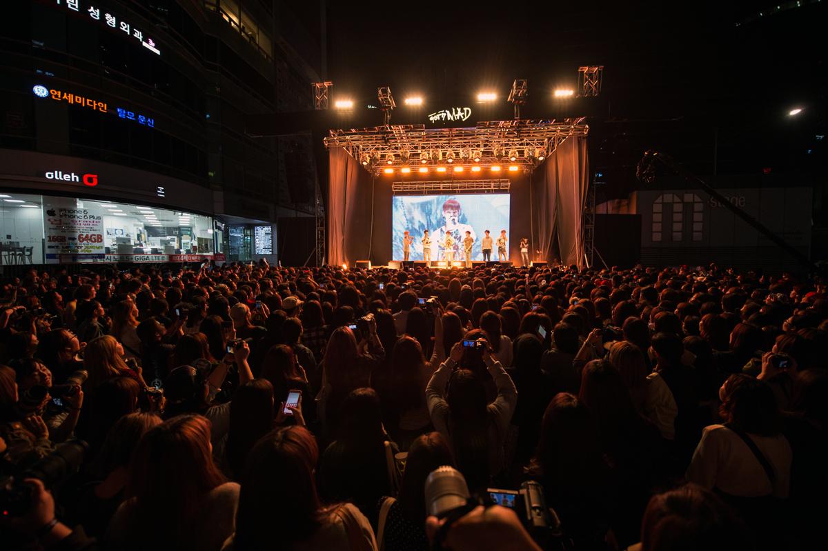 GOT7Official's tweet photo. #GOT7​ <MAD> THE FIRST STAGE
2,000명 관객과 함께 성공적 마무리
Successfully Held with 2,000 Fans
http://t.co/yFgQ3IeMyh
#니가하면 http://t.co/nZAauVvjKl