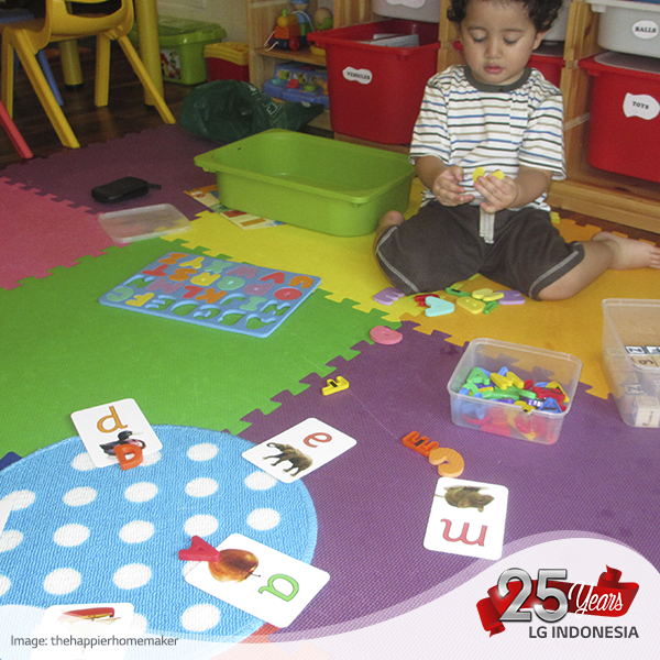 Berikan anak mainan berupa huruf berwarna, karena ia akan lebih mengingat warna tiap huruf. #LGLovesSchool