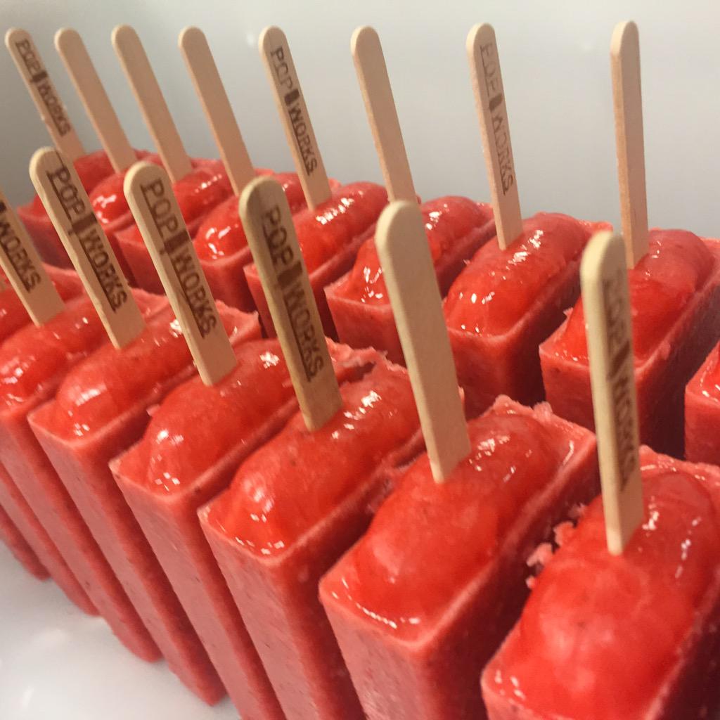 ThePopWorks's tweet photo. PopWorkin' it tonight! Who ❤️s Strawberry? #PopWorksKitchen #allnatural #artisanpops http://t.co/tfCfhUQ838