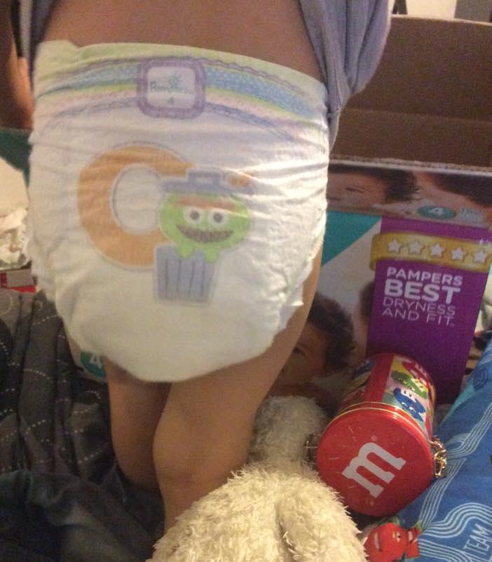 MrsLolas's tweet photo. @Influenster Playing with the box of Diapers Cruisers! We only use @Pampers #SagToSwag http://t.co/fZVtSYwf7S