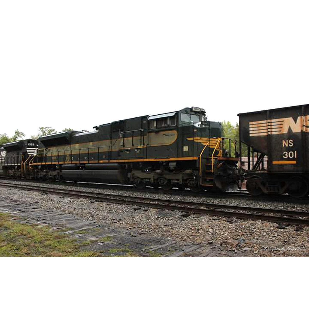 megank225's tweet photo. Ended the day pretty good with a surprise, the Erie! #SD70ACe #Erie #NorfolkSouthern #HeritageUnit #Trainsarelife 🚂 http://t.co/WT8NMrw05b