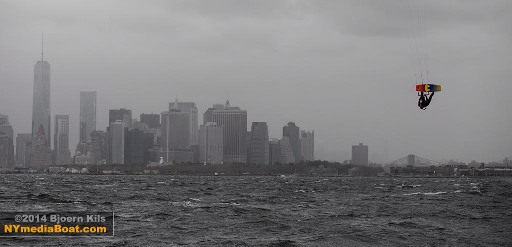 KITEMANNYC's tweet photo. Favorite photo from2014 NorEaster Storm Session. #KitemanNYC #garkofit #newyorkmediaboat #dariuszgarko #kiteboarding http://t.co/VvPV4O5N8r