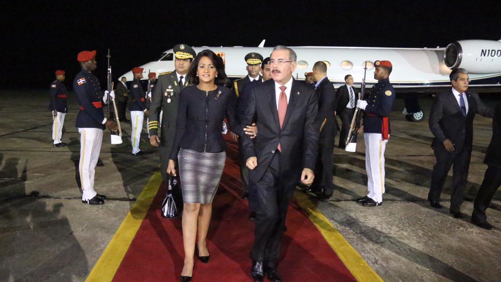 GobiernoDanilo's tweet photo. Presidente @DaniloMedina llega a la República Dominicana junto a la @PrimeraDamaDO, Cándida Montilla de Medina. http://t.co/hompFmI1lF