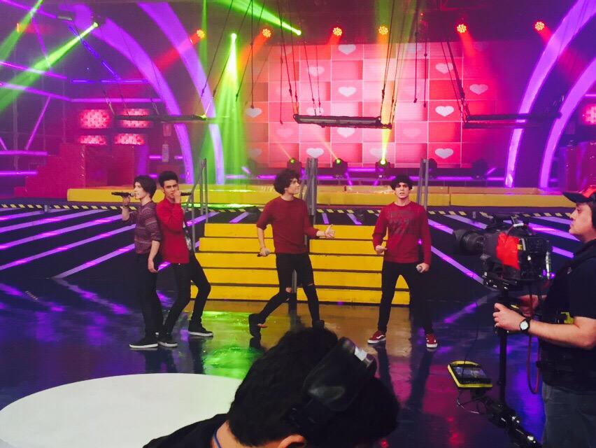 sonymusicperu's tweet photo. ¡Y cerramos la noche con la estupenda presentación de nuestros @somosCD9 en @COMBATE_ATV 💜🎉 #CD9EnPeru http://t.co/2lCV1Xvr7b