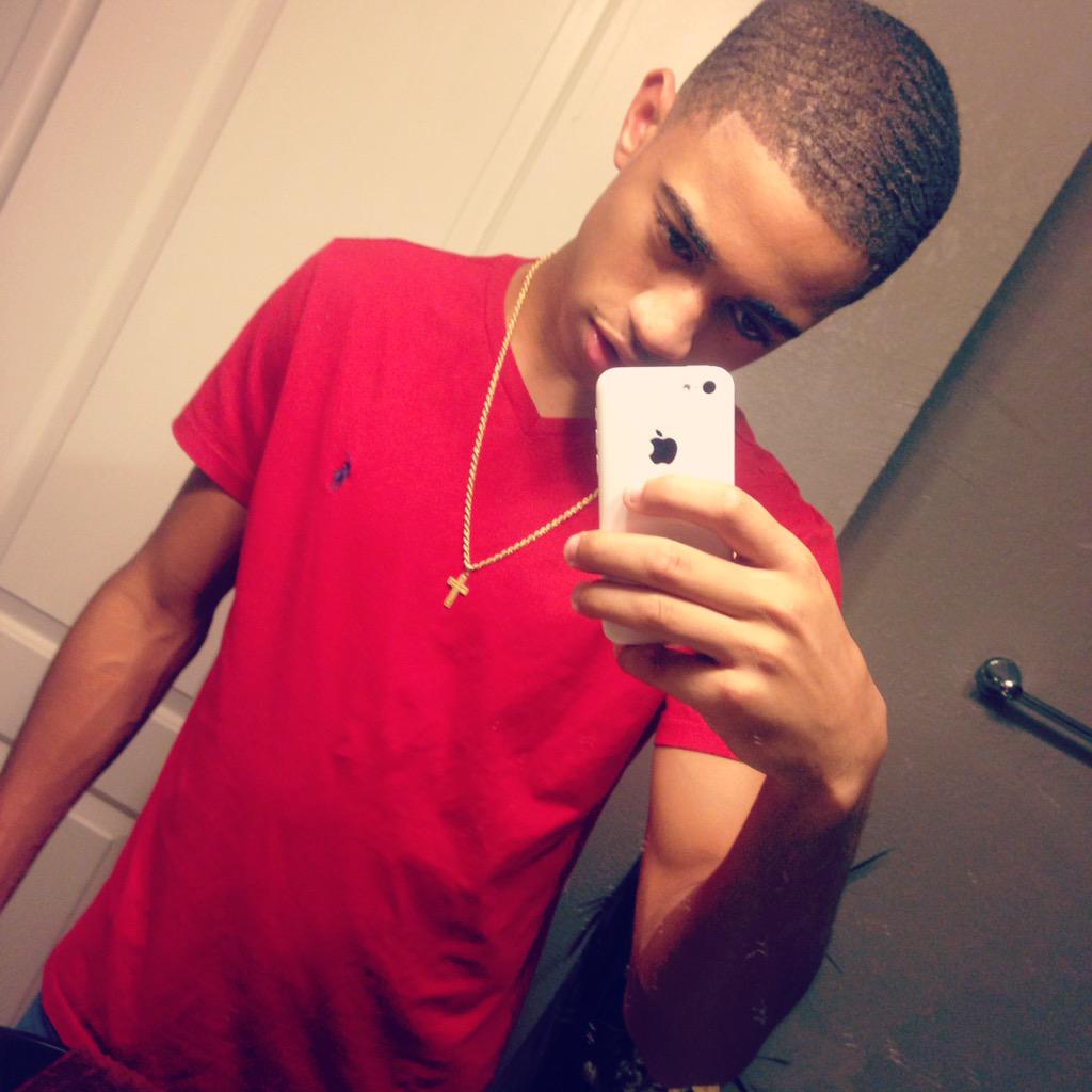 1BankrollBugg's tweet photo. All the women wanna date me all the niggas wanna hate me but its all gravy !! 😎💯✨ 
#YHAS http://t.co/0SGOsssCVL