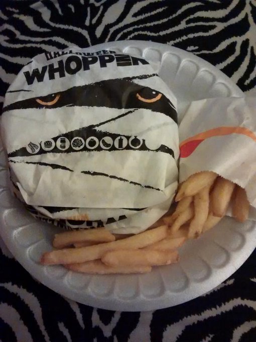 And its in a cute mummy wrapping. 🎃🍔👻🚶#HalloweenWhopper #BurgerKing http://t.co/vkp9VDLfgo<a href="/tag/halloweenwhopper"class="tags">#HalloweenWhopper</a><a href="/tag/burgerking"class="tags"><span>#burgerking</span></a>