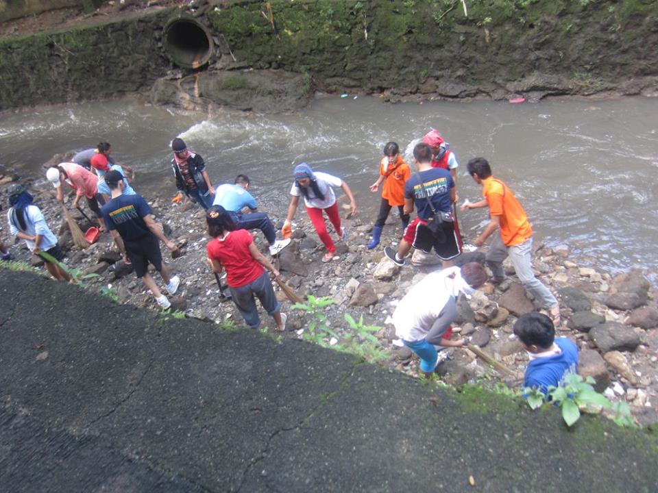 Ps5Qcpd's tweet photo. PCR Personnel and Criminology Students of University of Manila Joined the Clean Up Drive at Barangay Greater Fairview http://t.co/CPy7wrJoZa