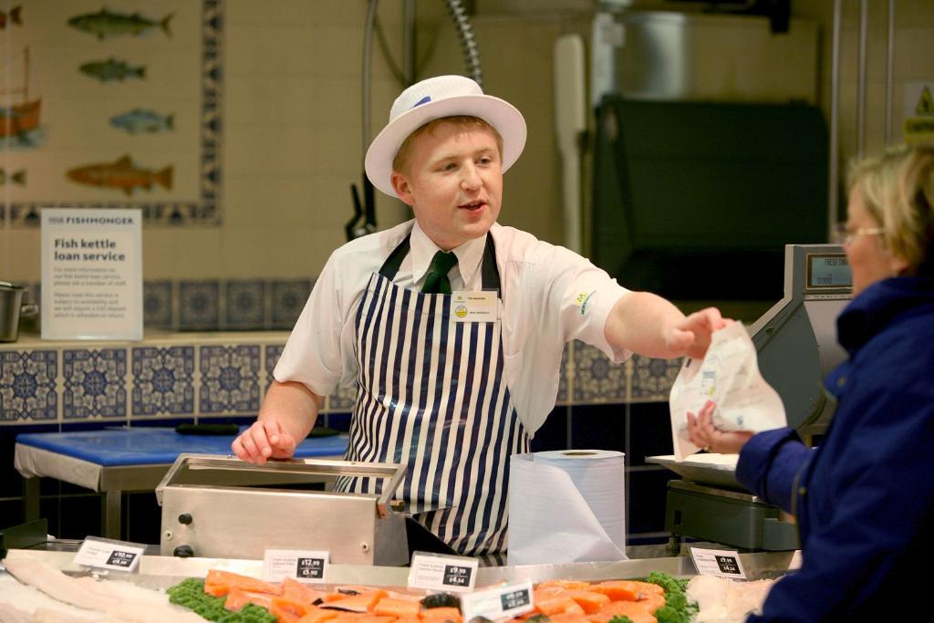 TheSun's tweet photo. Morrisons is to follow Lidl and will pay staff the hourly £8.20 living wage http://t.co/GBaxjqrRbo http://t.co/sAhcaoXq5o