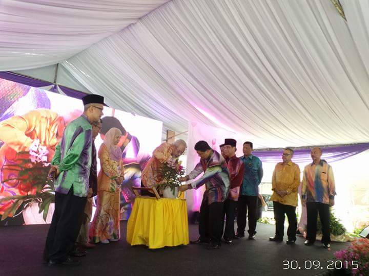 AizatZawawi's tweet photo. Sambutan MARDI Sabah 2 Dekad &amp; Prlancaran Orkid Hibrid "Perreiraara Tun Dr Juhar" TYT Sabah hari ini.. http://t.co/RUO2sgT6Fd