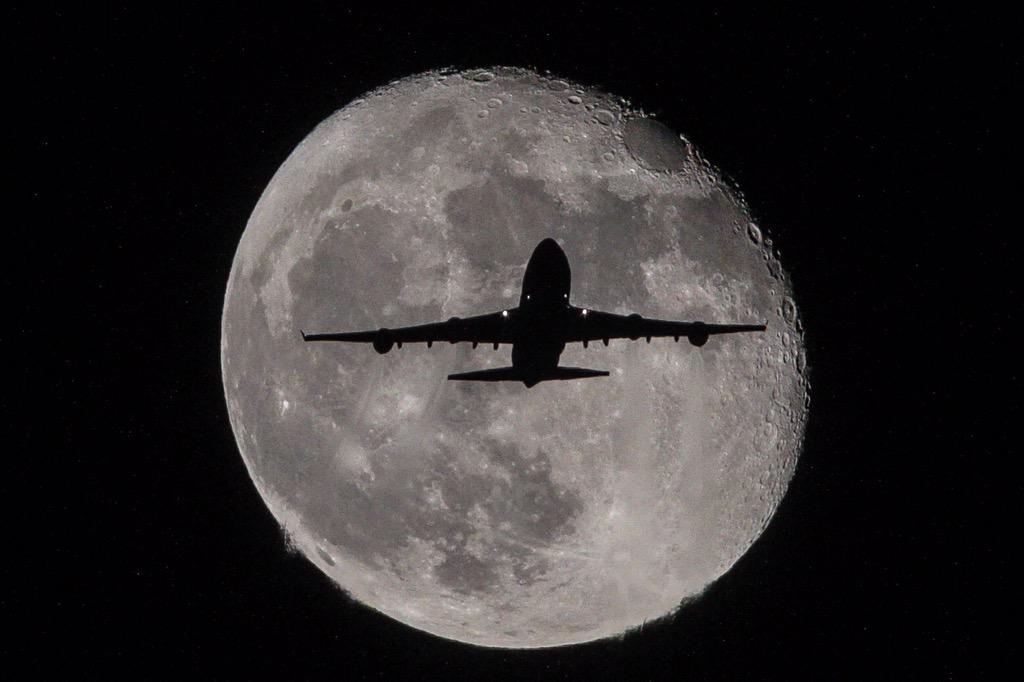 raulroa's tweet photo. Tonight's #MyDayinLA got this #epic #moonPlane shot @Qantas #NYC to @flyLAXairport over whittier @Boeing #747400 http://t.co/6fcJZPdbxM