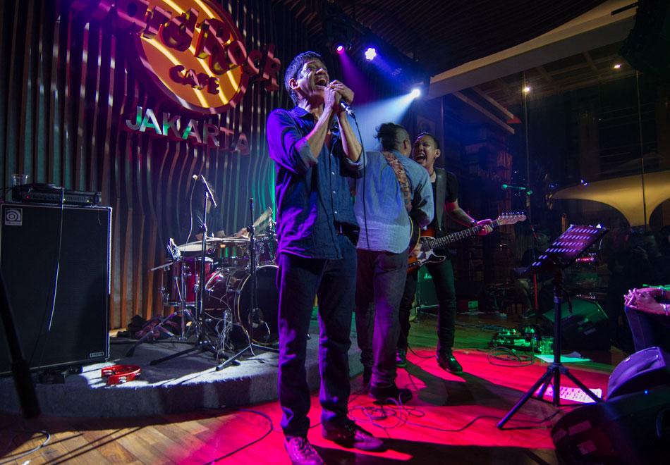 RollingStoneINA's tweet photo. FOTO: Konser Rock 'N Roll Roots di Hard Rock Cafe Jakarta http://t.co/lbC9Qty3is http://t.co/GVt8dxXR6v