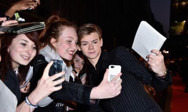 lostbansheeytb's tweet photo. #PHITOS Thomas et Kaya avec des fans. http://t.co/1PdUDVLgsc